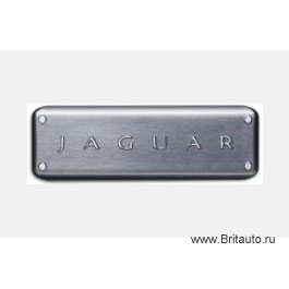 Инталия графитовая в передней части салона Jaguar XJ, надпись Jaguar