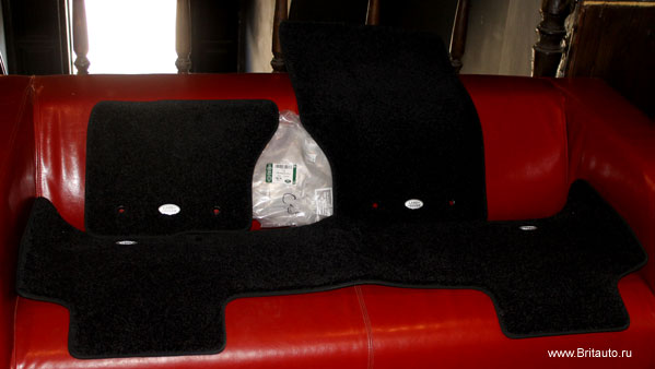 Комплект ковриков напольных Land Rover Discovery 5, ковролин premium, цвет: Ebony (черный). Задний коврик слитный.