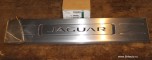 Накладка порога Jaguar XJ 2010 - 2019, нержавеющая сталь с подсветкой, передняя правая. Запчасть оригинальная новая Jaguar, в оригинальной упаковке.