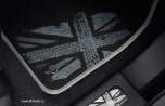 Комплект ворсовых ковриков салона Range Rover Evoque, premium, с монохромным (черно-белым) изображением британского флага.