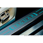 Алюминиевые накладки на пороги Jaguar XJ, с фосфоресцирующей голубой подсветкой, включающейся при открытии дверей. Задние левые, на стандартную колесную базу