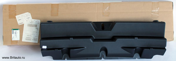 Задняя панель багажника Jaguar XE, около багажной крышки, черная.