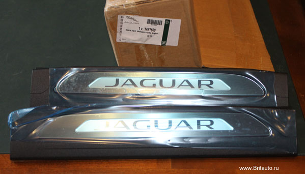 Комплект накладок на пороги с подсветкой Jaguar XE.