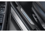 Накладки на пороги передних дверей Jaguar XF 2016 - 2023, с мягкой голубой подсветкой, цвет пластиковой части: Espresso (темно-коричневый). Запчасть оригинальная новая Land Rover, в оригинальной коробке.