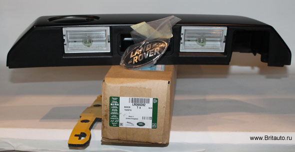 Ручка поднимаемой двери багажного отделения Land Rover Discovery 4, загрунтованная, c прокладкой, с плафонами и лампами подсветки, с проводкой, с ручкой, с подготовкой под камеру.