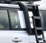 Лестница на крышу Land Rover Defender 2020 - 2024, крепится к рейлингам крыши. Для доступа к экспедиционному багажнику.
