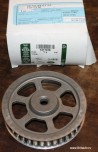 Шкив распредвала задний 2,7Л Дизель Land Rover Discovery 3 - 4, Range Rover Sport 2005 - 2009. Запчасть оригинальная новая Land Rover, в оригинальной упаковке Land Rover.