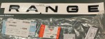 Слово Range на крышку багажного отделения Range Rover Sport 2016 - 2017 Stealth Pack, цвет: Matt Black (черный матовый).