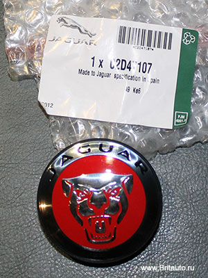 Колпачок центральный колесного диска Jaguar - кошка на красном фоне, черные крупные буквы.