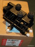 Блок клапанов пневмоподвески передний Land Rover Discovery 3 - 4, Range Rover Sport 2005 - 2012. Оригинал Land Rover, в оригинальной упаковке. 