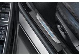 Комплект накладок порогов передних дверей с подсветкой Jaguar XF 2016 - 2024, стандартная база. Цвет пластиковой части: Espresso (темно-коричневый). Запчасть оригинальная новая Land Rover, в оригинальной коробке. 