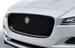 Черная глянцевая решетка радиатора Jaguar F-Pace, с черным обрамлением, с контролем скорости, с фиксированной камерой заднего вида.