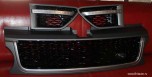 Комплект решеток (2 жабры + решетка радиатора) Stormer Range Rover Sport 2010-2012, на дизельный двигатель. Решетка - черная, окантовка - хром, корпус - грунт под покраску.
