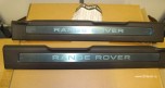 Комплект накладок на пороги дверей Range Rover Evoque 3-х дверный кузов, цвет пластика: ESPRESSO, с металлической вставкой из нержавеющей стали с надписью "RANGE ROVER"