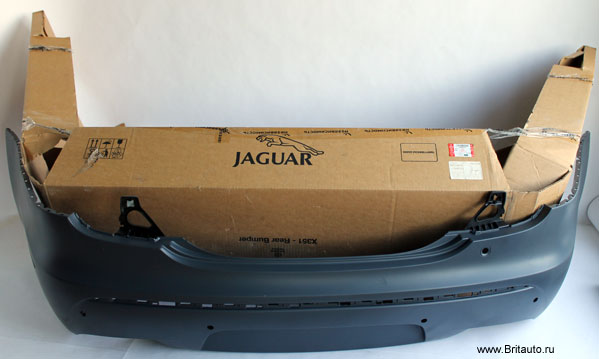 Бампер задний Jaguar XJ 2010 - 2019, загрунтованный, с камерой заднего вида. Новый, в нераспечатанной оригинальной упаковке.