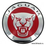 Заглушка центральная колесного диска Jaguar, ягуар на красном фоне, с черными буквами.