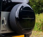Жесткая крышка - чехол запасного колеса на багажной двери new land rover defender 2020 - 2024, premium edition, цвет: gloss black (черный глянцевый)