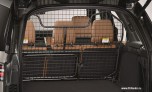 Разделительная перегородка багажного отделения Land Rover Discovery 5, металлическая решетка в полную высоту салона, с дверцей доступа в переднюю часть салона.